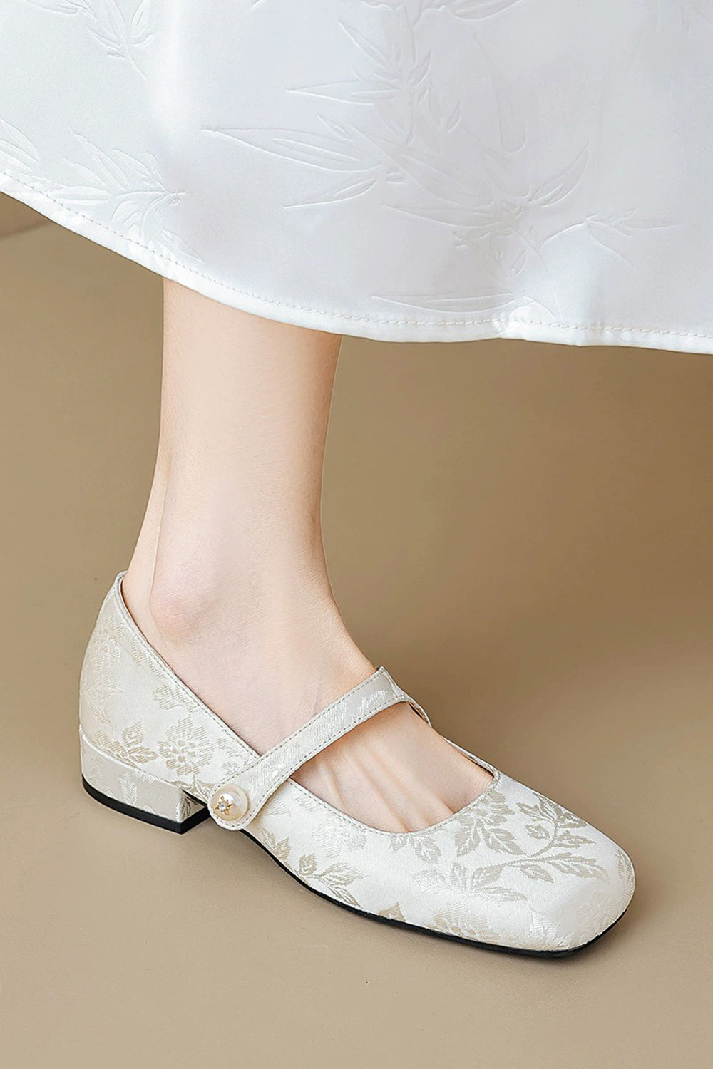VEONA – Ballerine flat con finitura floreale in rilievo e cinturino con bottone