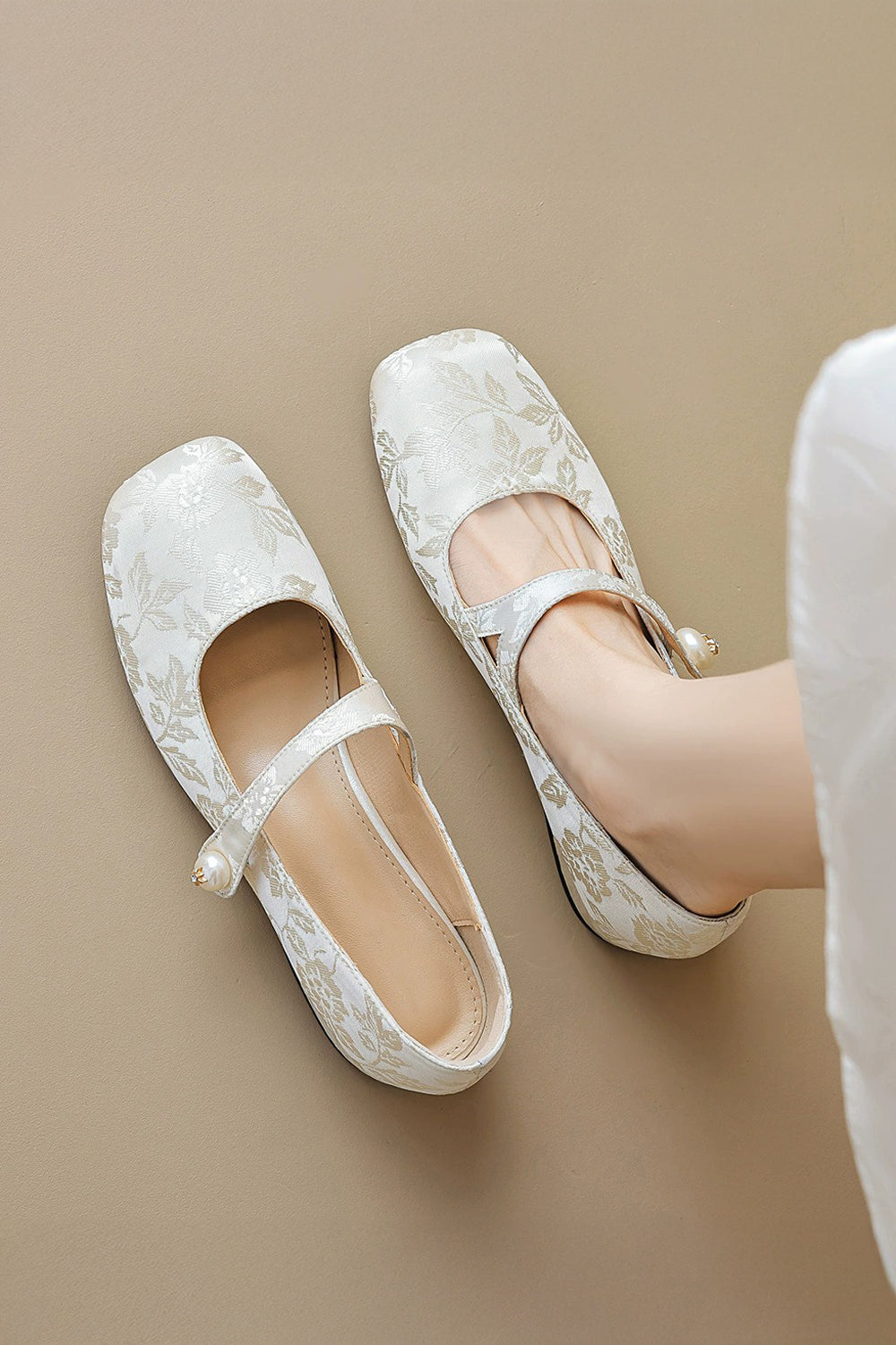 VEONA – Ballerine flat con finitura floreale in rilievo e cinturino con bottone