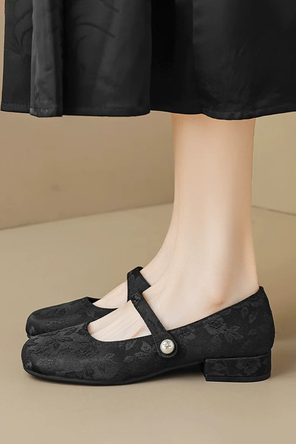VEONA – Ballerine flat con finitura floreale in rilievo e cinturino con bottone