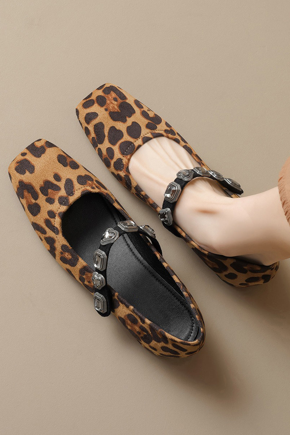 NOREA – Ballerine a punta quadrata con cinturino decorato con gemme
