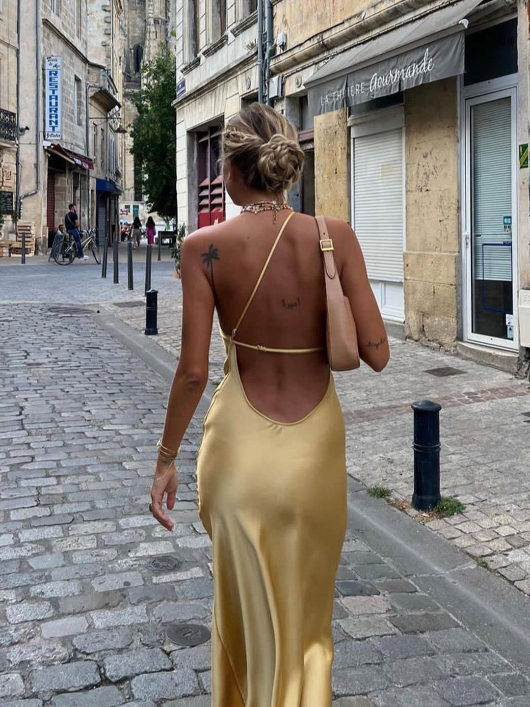 Solea - Maxi abito in raso con spacco, schiena scoperta