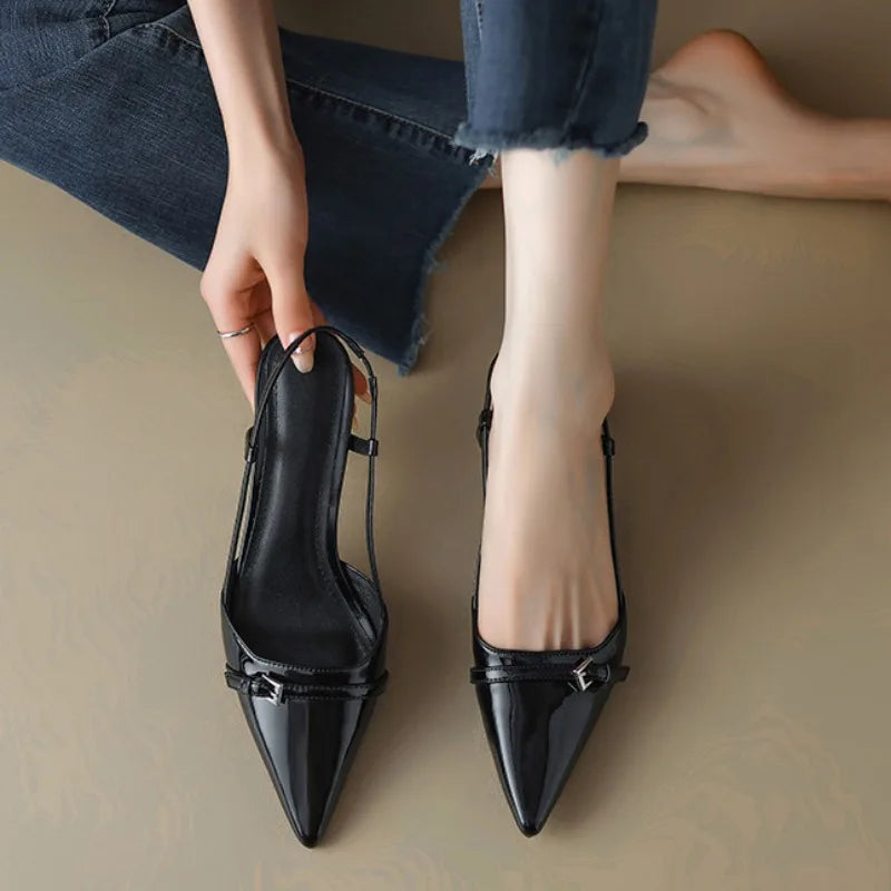 Amalfi Curve – Slingback verniciata con tacco basso