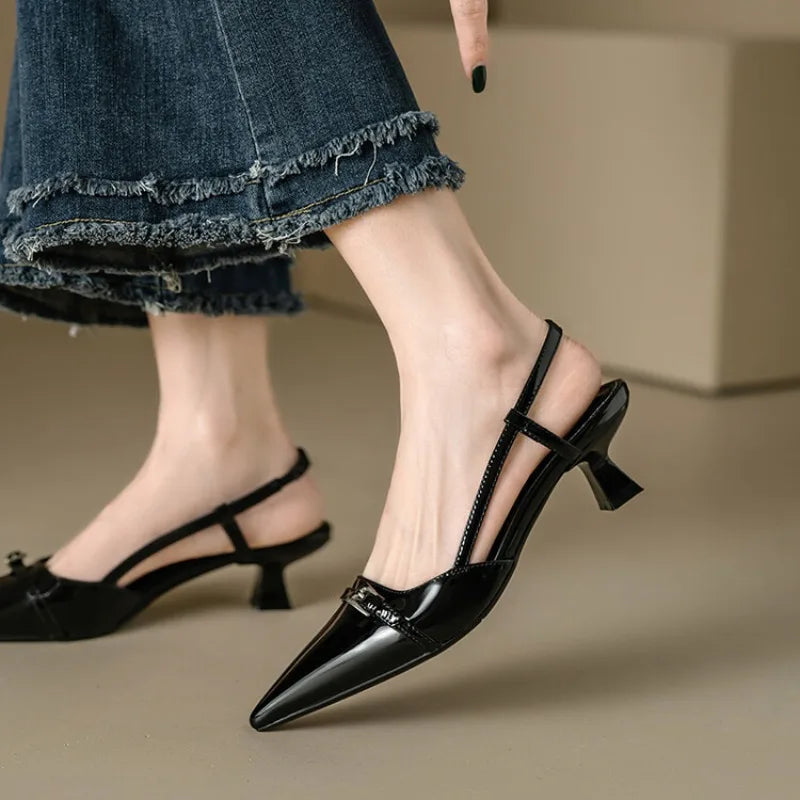 Amalfi Curve – Slingback verniciata con tacco basso