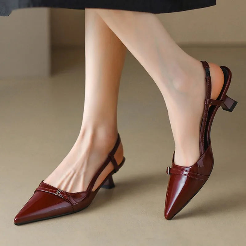 Amalfi Curve – Slingback verniciata con tacco basso